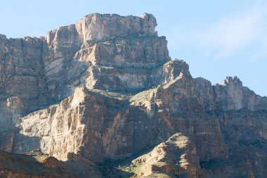 Umman eski dağ gorge ve kanyon derin bulutlu gökyüzü 