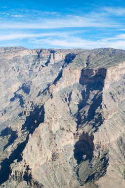 Umman eski dağ gorge ve kanyon derin bulutlu gökyüzü 