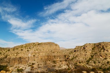Umman eski dağ gorge ve kanyon derin bulutlu gökyüzü 
