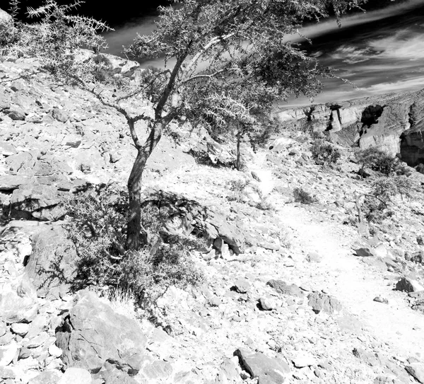 No oman o desfiladeiro velho da montanha e o canyon o céu nublado profundo — Fotografia de Stock