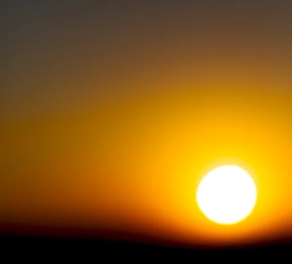 En Oman el sol abstracto cae y difumina composición del cielo —  Fotos de Stock