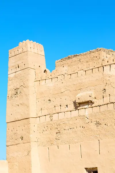 I oman muscat gamla defensiva fort battlesment himlen en — Stockfoto