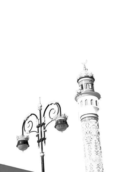 In oman muscat das Minarett der alten Moschee und die Religion bei klarem Himmel — Stockfoto