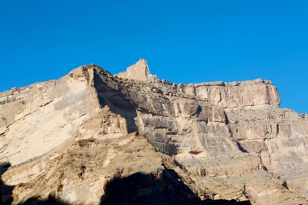 No oman o desfiladeiro velho da montanha e o canyon o céu nublado profundo — Fotografia de Stock