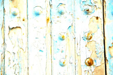 Sarı tırnağa çizilmiş boya.