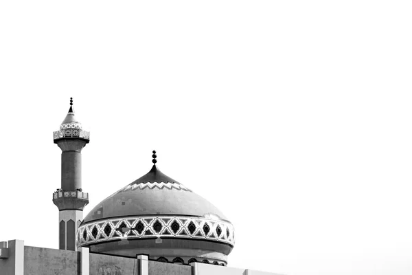 Dans oman muscat l'ancienne mosquée minaret et religion dans le ciel clair — Photo