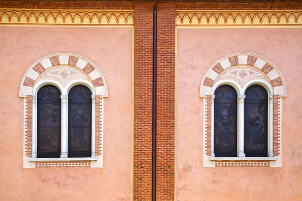 Abbiate varese rose fenster kirche wand terrasse kirche glocke towe — Stockfoto