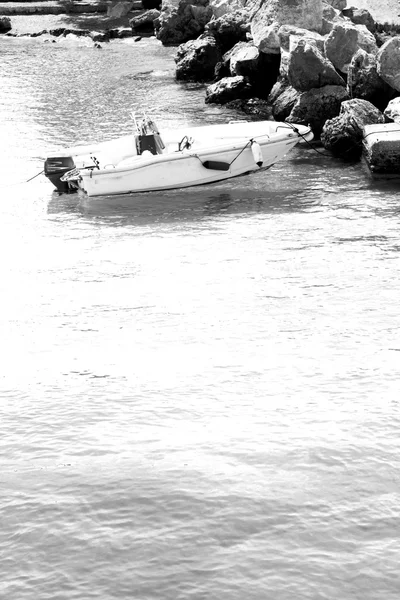 In greece  boat  near the coastline — Stock Photo, Image