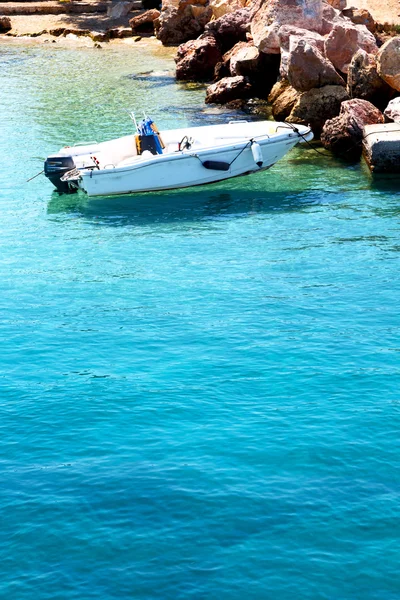 En barco griego cerca de la costa — Foto de Stock