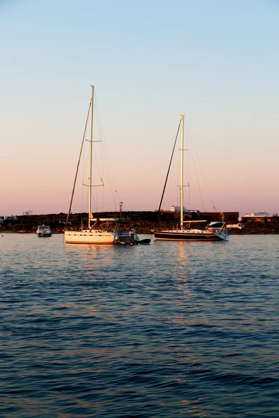 В грецькому човні біля берегової лінії — стокове фото