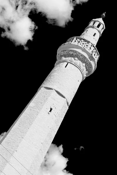 В Иране минарет возле неба — стоковое фото