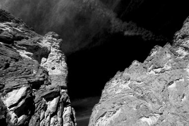 Umman eski dağ gorge ve kanyon derin bulutlu gökyüzü 