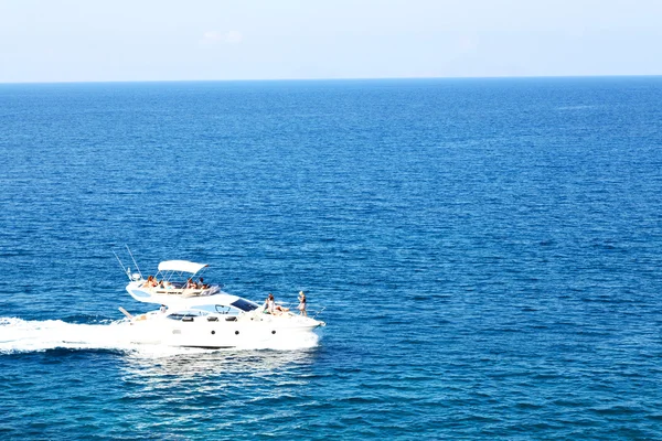 In greece  boat  near the coastline — Stock Photo, Image