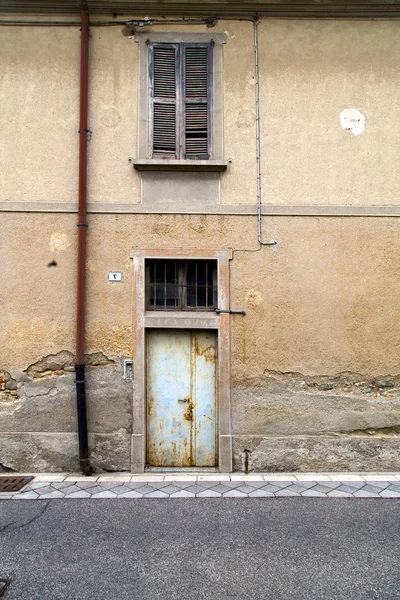 Коричневая дверь и ломбардия Милано старого вате — стоковое фото