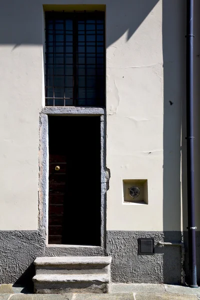 Коричневая дверь, закрытая милано — стоковое фото