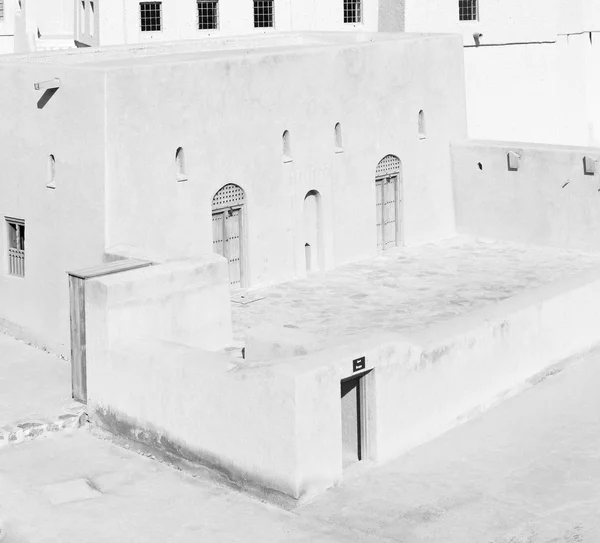 В Оман Мускат старий оборонний форт битви небо — стокове фото