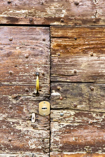 Castellanza bussare una porta curch chiuso croce — Foto Stock