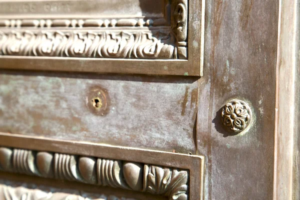 Busto zardzewiały mosiądzu brązowy Kołatka w drewna Włochy Lombardia — Zdjęcie stockowe