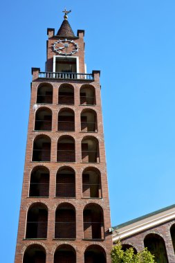   Castellanza soyut ve kilise kule çan güneşli gün 