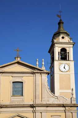 Castano primo t İtalya duvar ve kilise kule çan su