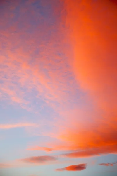 На цветных облаках и абстрактном фоне — стоковое фото