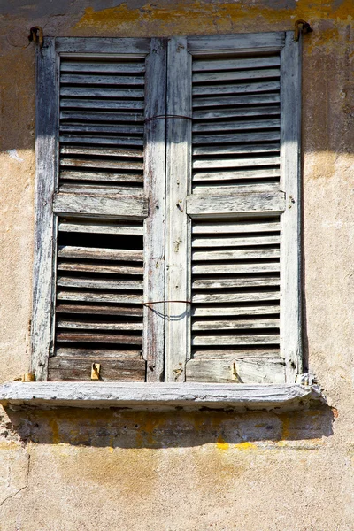 Lonate ceppino varese italia ventana azul — Foto de Stock