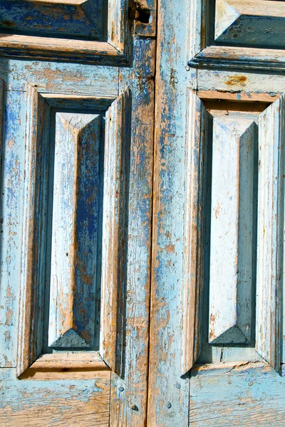 Pintura suja a porta azul prego enferrujado — Fotografia de Stock