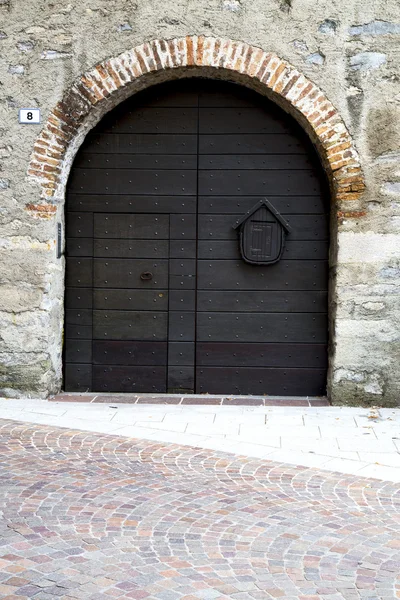 Italia lombardia o milano velha igreja porta tijolo fechado — Fotografia de Stock