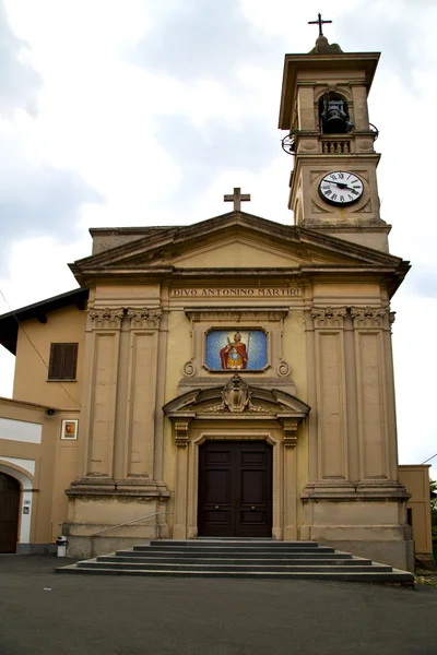 Igreja caiello itália relógio janela e torre sino — Fotografia de Stock