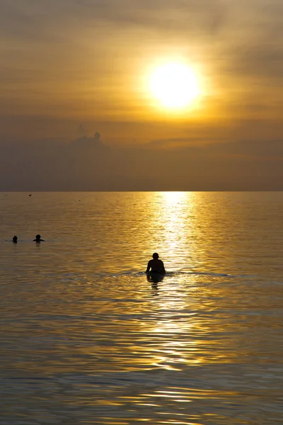 Kho båt och vatten i thailand bukten södra havet — Stockfoto