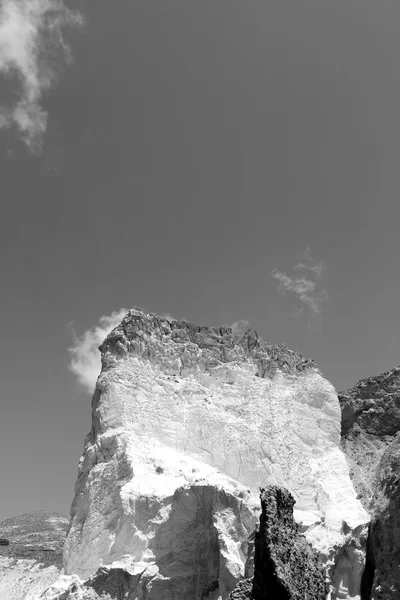 E rocha arbusto seco sozinho no céu santorini europa grécia — Fotografia de Stock