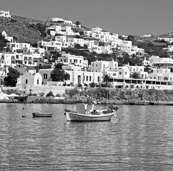 Стара історія в циклах острівна гавань і човен Санторіні Наксос — стокове фото