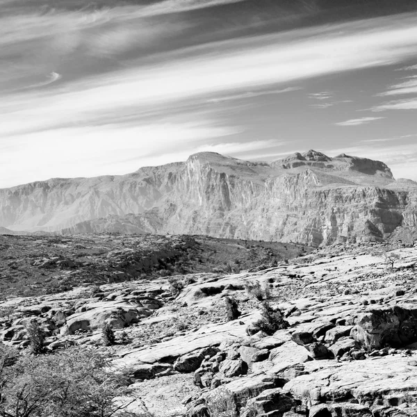 No oman o desfiladeiro velho da montanha e o canyon o céu nublado profundo — Fotografia de Stock