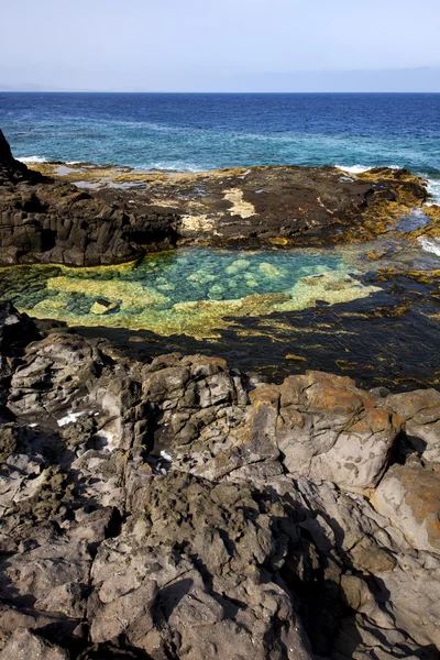 Spanje musk vijver rock water kustlijn in lanzarote — Stockfoto