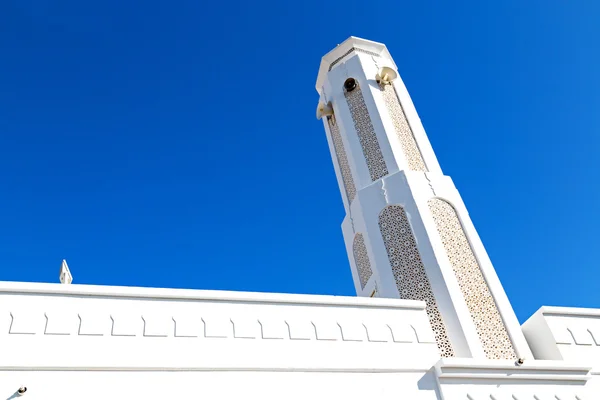 Dans oman muscat l'ancienne mosquée minaret et religion dans le ciel clair — Photo