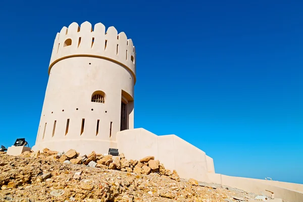 Muscat i oman rock gamla defensiva fort battlesment himlen och — Stockfoto