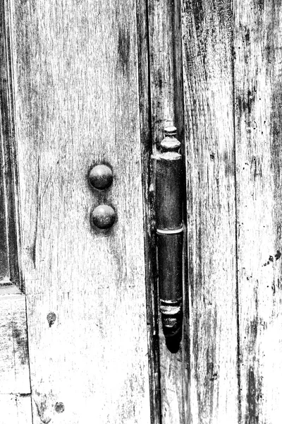 Puerta vieja y antigua casa de madera cerrada bisagra antigua — Foto de Stock