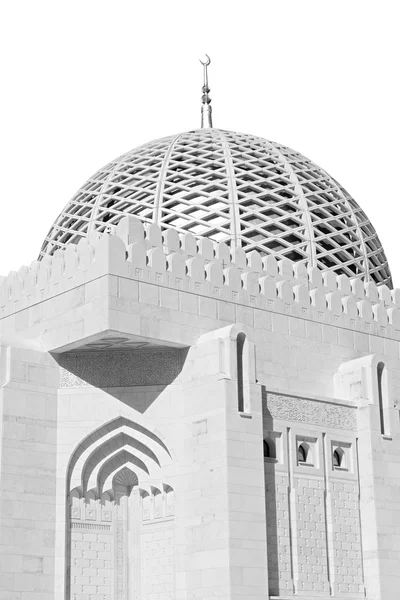 Em oman muscat a antiga mesquita minarete e religião no céu claro — Fotografia de Stock