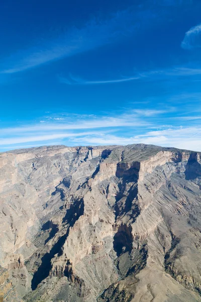 En Oman el viejo barranco de la montaña y el cañón el cielo nublado profundo — Foto de Stock