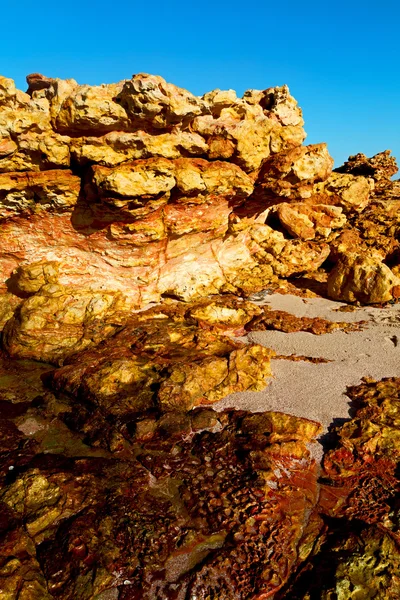 V Ománu pobřeží moře zálivu rock oceán a pláž odpočívat blízko nebe — Stock fotografie