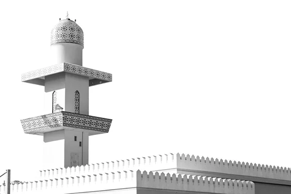 Em oman muscat a antiga mesquita minarete e religião no céu claro — Fotografia de Stock