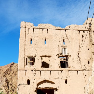 Umman eski köy evi ve bulutlu gökyüzü terk