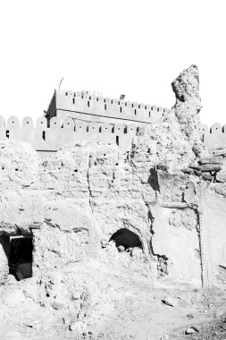 Umman eski terk edilmiş köy evi ve bulutlu gökyüzü kemer