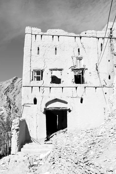 Umman eski köy evi ve bulutlu gökyüzü terk