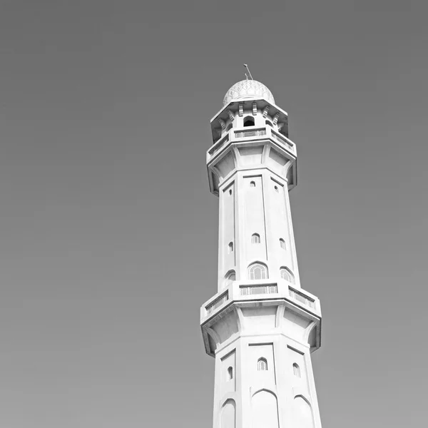 Em oman muscat a antiga mesquita minarete e religião no céu claro — Fotografia de Stock