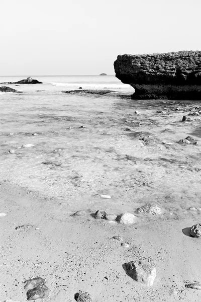 V Ománu pobřeží moře zálivu rock oceán a pláž odpočívat blízko nebe — Stock fotografie