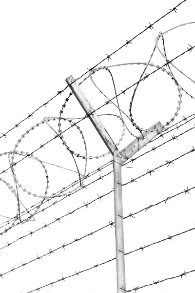 Umman barbwire içinde arka plan ve bulutlu gökyüzü