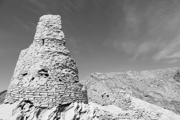 En Oman la vieja casa abandonada del arco del pueblo y cielo nublado —  Fotos de Stock