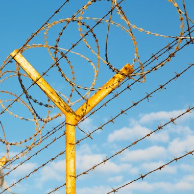 Umman barbwire içinde arka plan ve bulutlu gökyüzü