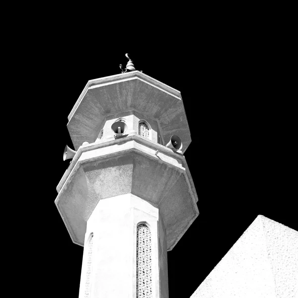 En oman moscatel la antigua mezquita minarete y la religión en el cielo claro —  Fotos de Stock